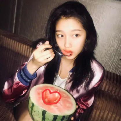 关晓彤娱乐吃瓜图片大全,盘点那些让人捧腹大笑的幕后花絮